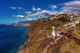 Bei der Buchung des optionalen Ausflugspakets kommen Sie auf dem Aussichtspunkt Cristo Rei in Funchal aus dem Staunen nicht mehr heraus.