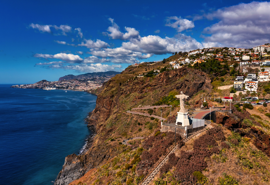 Bei der Buchung des optionalen Ausflugspakets kommen Sie auf dem Aussichtspunkt Cristo Rei in Funchal aus dem Staunen nicht mehr heraus.