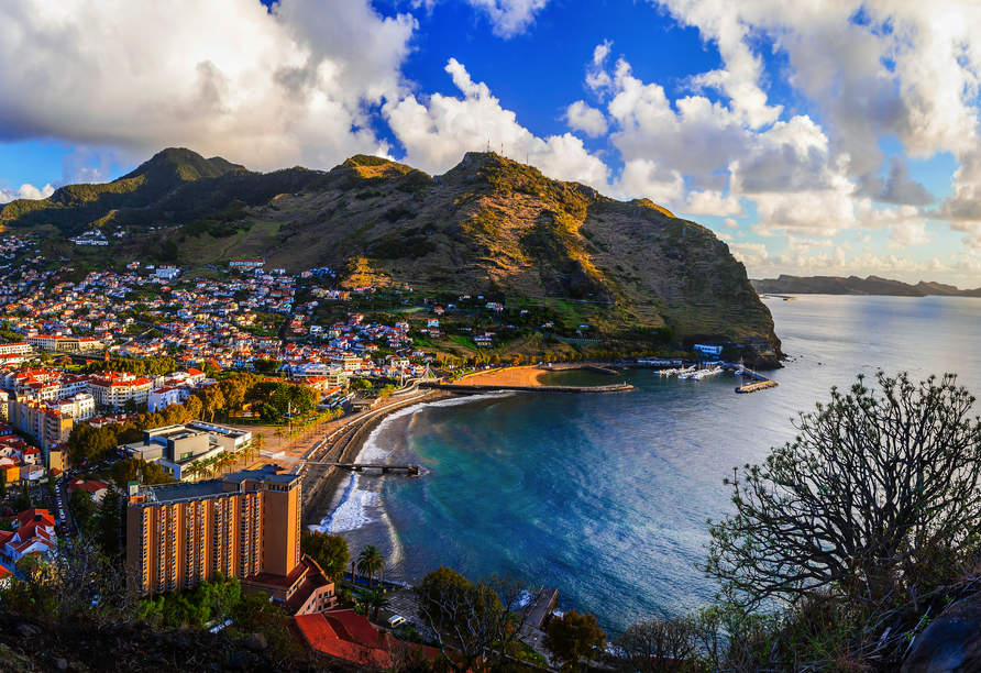 In Machico erstrecken sich traumhaft schöne Sandstrände. Buchen Sie das optionale Ausflugspaket und kommen Sie in den Genuss von Sonne satt.