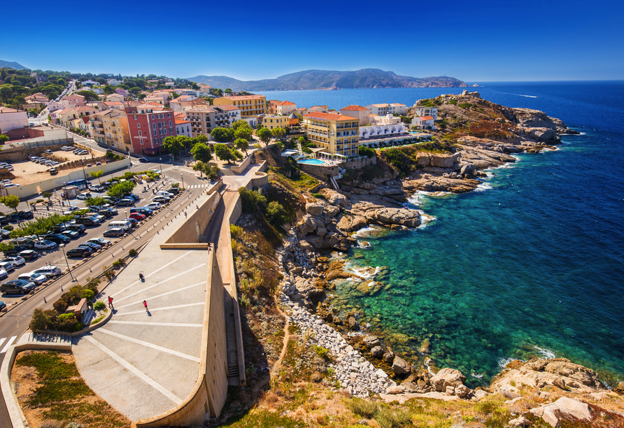Das französische Calvi im Nordwesten von Korsika überzeugt mit einer Zitadelle, einem Stadtstrand & schönem Hinterland.