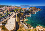 Das französische Calvi im Nordwesten von Korsika überzeugt mit einer Zitadelle, einem Stadtstrand & schönem Hinterland.
