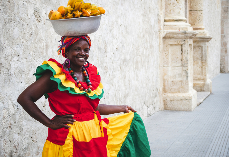 Die traditionelle Kleidung der Obstverkäuferinnen in Cartagena ist ebenfalls bunt.