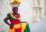 Die traditionelle Kleidung der Obstverkäuferinnen in Cartagena ist ebenfalls bunt.