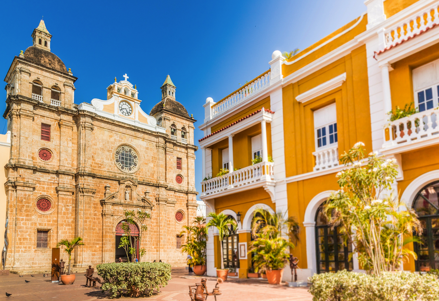 Typische bunte Häuser im Kolonialstil schmücken Cartagena in Kolumbien.