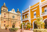 Typische bunte Häuser im Kolonialstil schmücken Cartagena in Kolumbien.