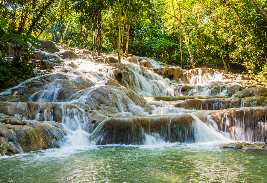 Auf Jamaika lohnt sich ein Ausflug zum Dunn’s River Falls.