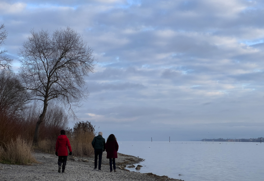 Spazieren Sie entlang des verträumten Seeufers.