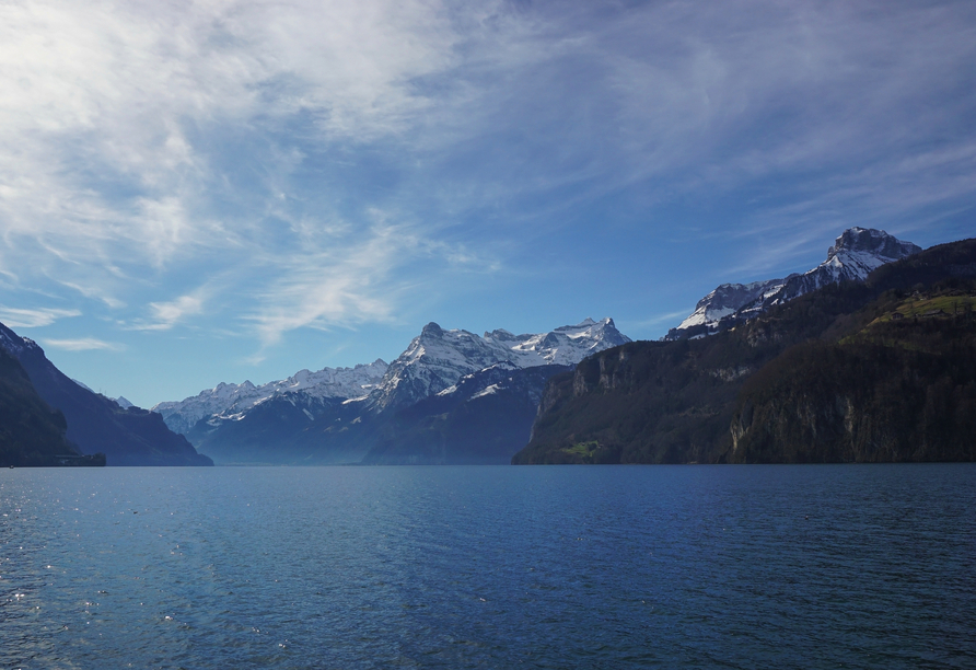 Ihr Hotel liegt nur wenige Gehminuten vom Ufer des Vierwaldstättersees entfernt – wo Sie dieses tolle Panorama erwartet.