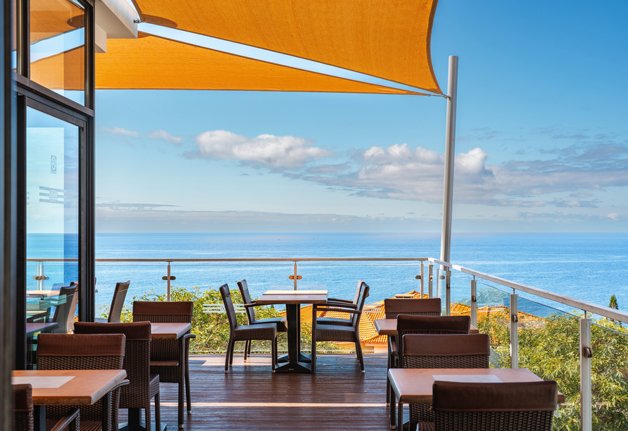 Verweilen Sie auf der einladenden Terrasse des Hotels.