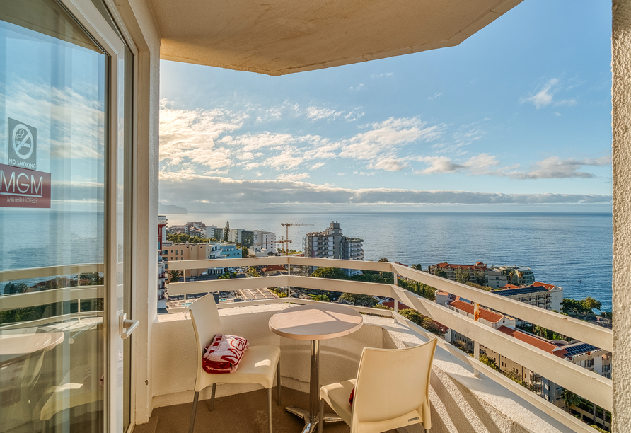 Jedes Zimmer verfügt über einen Balkon, auf dem Sie entspannen können, teilweise mit Meerblick.