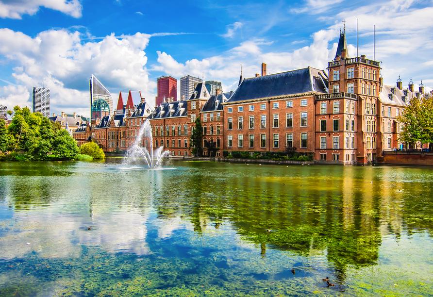 Bewundern Sie das beeindruckende Panorama von Den Haag, wo Geschichte und moderne Architektur miteinander verschmelzen.