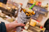 Probieren Sie ein echtes Original: Patat Oorlog – ein köstlicher Mix aus knusprigen Pommes, Mayo, Erdnusssoße und Zwiebeln.