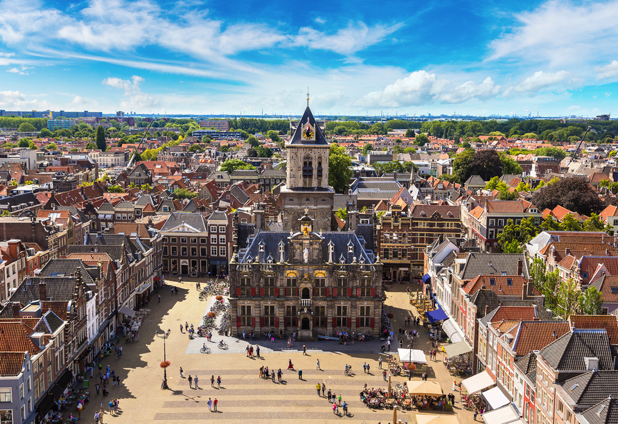 Das historische Zentrum von Delft mit seinem lebhaften Marktplatz lädt zum Verweilen ein.