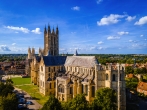 Canterbury ist Hauptsitz der anglikanischen Kirche. Schauen Sie sich unbedingt die Kathedrale von Canterbury an.