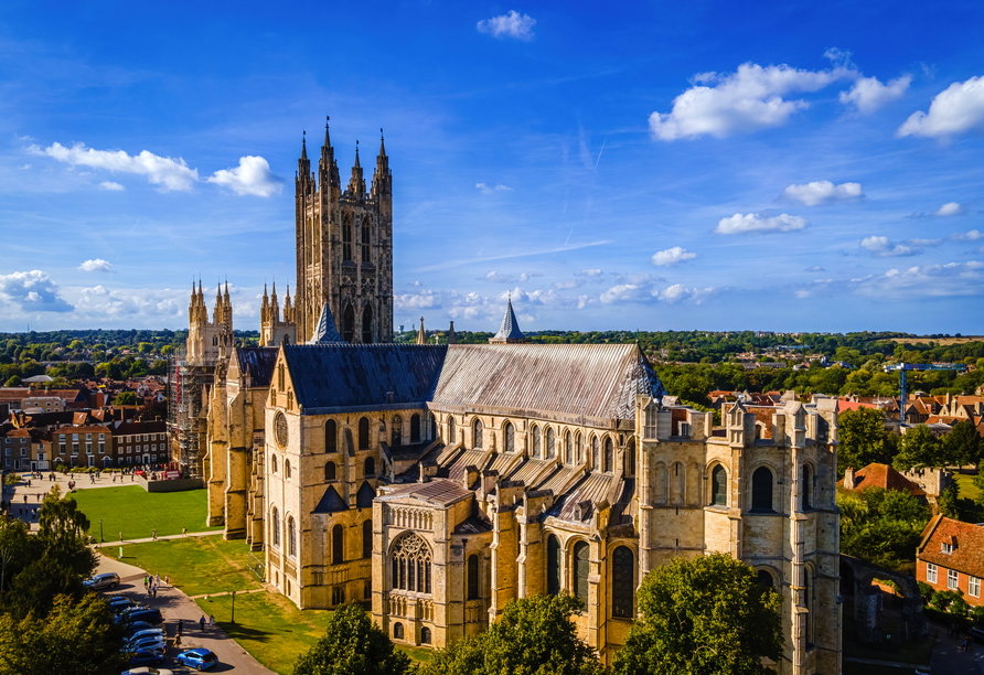 Canterbury ist Hauptsitz der anglikanischen Kirche. Schauen Sie sich unbeding die Kathedrale von Canterbury an.