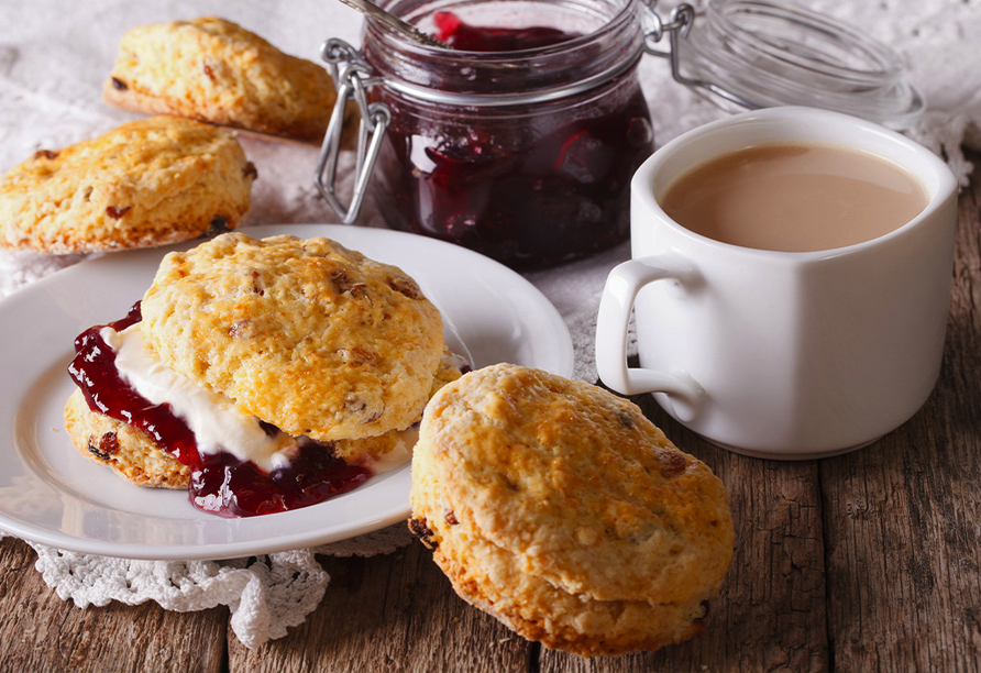 Außerdem werden Sie mit köstlichem Cream Tea und Scones verwöhnt.