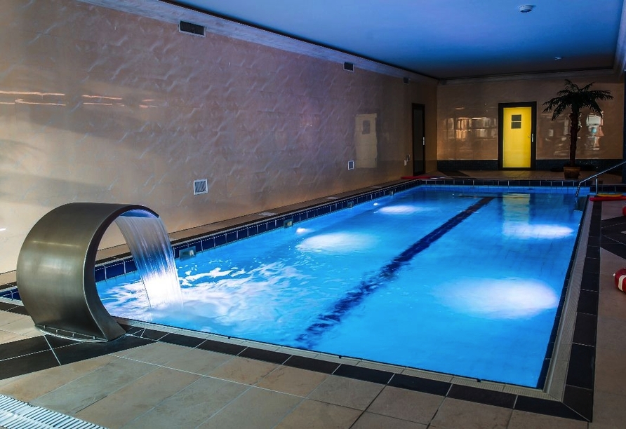 Ziehen Sie im Hallenbad vom Hotel Dobosz Ihre Runden.
