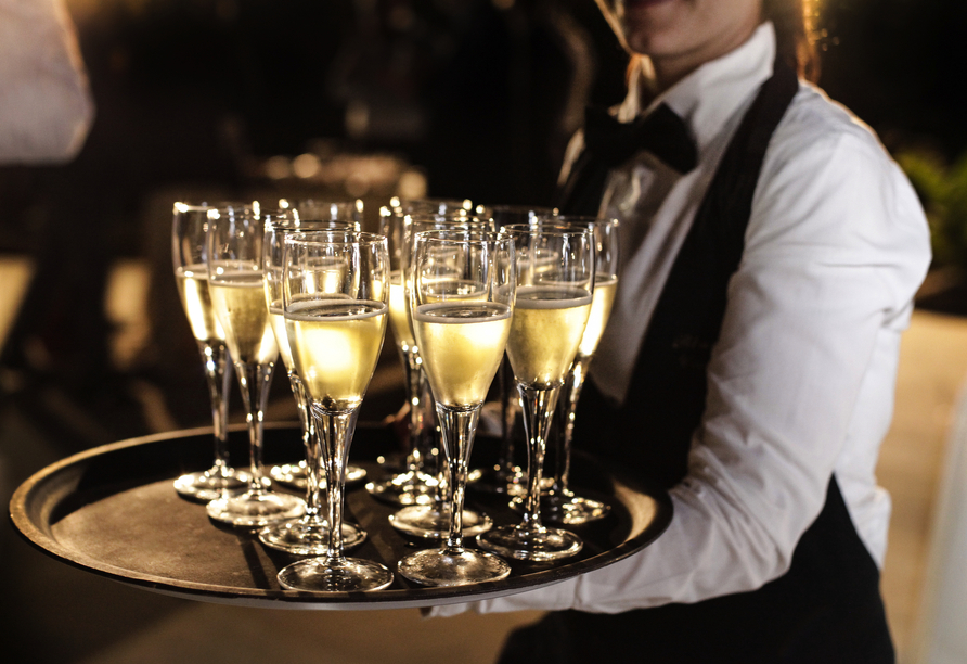 Ein Begrüßungssekt und ein Sekt um Mitternacht sind bereits inkludiert.