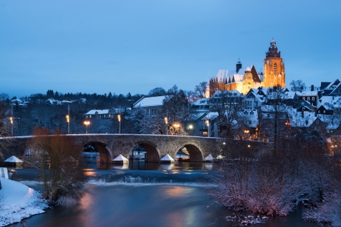 Die winterliche Alte Lahnbrücke mit dem Wetzlarer Dom zählt zu den schönsten Motiven der historischen Stadt.