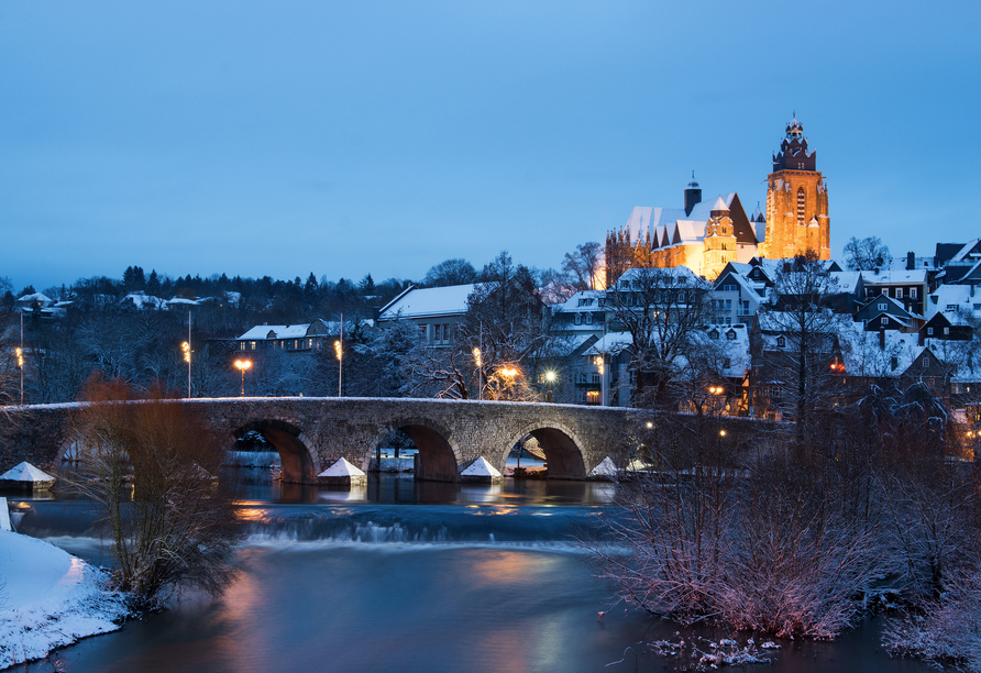 Die winterliche Alte Lahnbrücke mit dem Wetzlarer Dom zählt zu den schönsten Motiven der historischen Stadt.