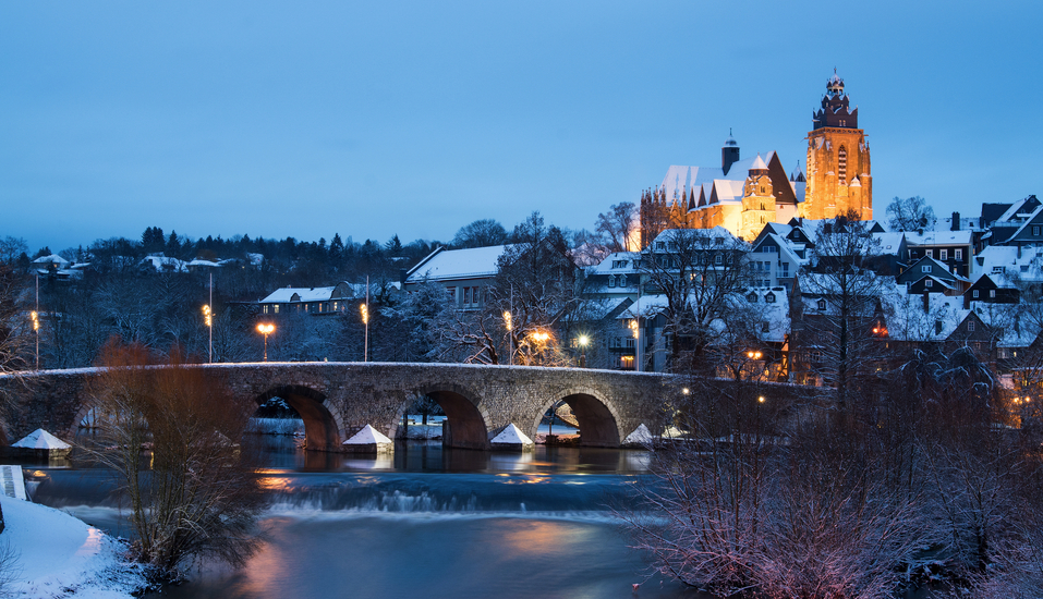 Die winterliche Alte Lahnbrücke mit dem Wetzlarer Dom zählt zu den schönsten Motiven der historischen Stadt.