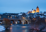 Die winterliche Alte Lahnbrücke mit dem Wetzlarer Dom zählt zu den schönsten Motiven der historischen Stadt.