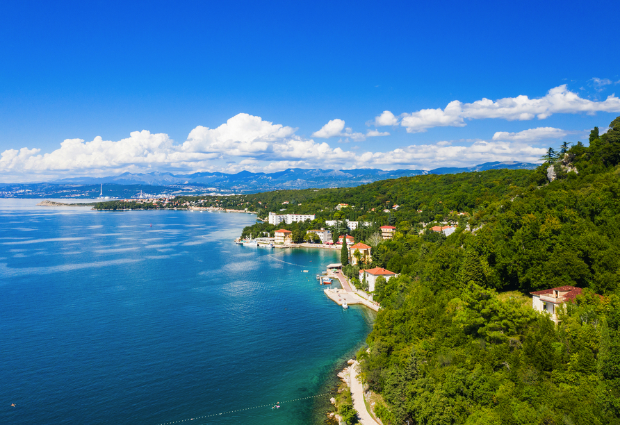 Blick auf Omišalj auf der Insel Krk, wo Ihre Rad- und Schiffkreuzfahrt startet.