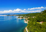 Blick auf Omišalj auf der Insel Krk, wo Ihre Rad- und Schiffkreuzfahrt startet.