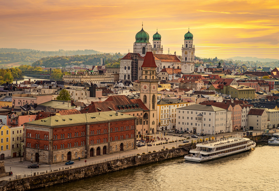 Die Drei-Flüsse-Stadt Passau liegt nur ca. 30 km entfernt – ideales Ziel für einen Tagesausflug.