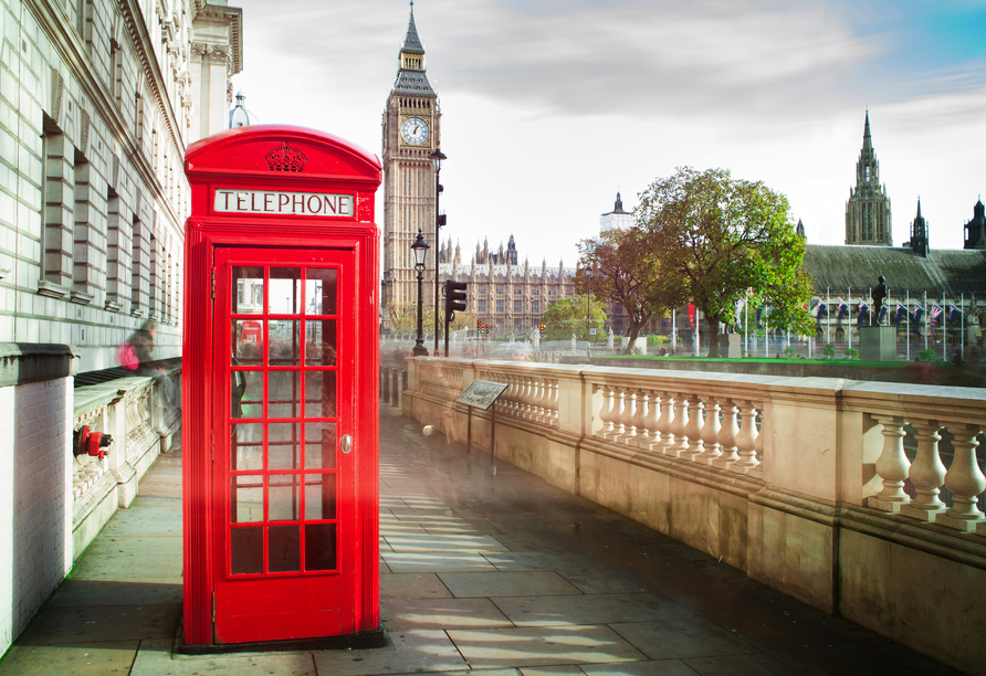 Die roten Telefonzellen sind typisch für London.