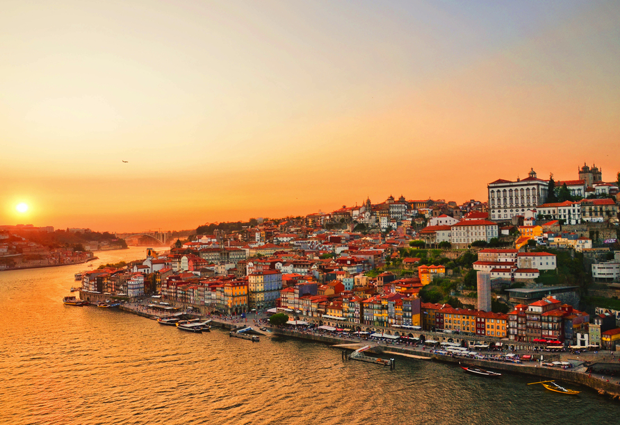 Porto erstreckt sich malerisch an der Mündung des Flusses Douro in den Atlantik