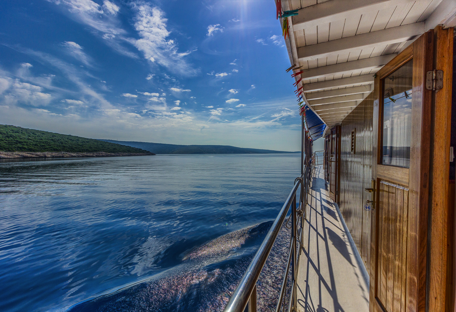 Genießen Sie die wundervollen Aussichten vom Schiff.