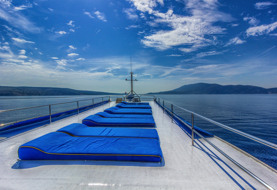 Das Sonnendeck bietet gepolsterte Liegen und viel Platz zum Sonnenbaden.