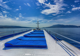 Das Sonnendeck bietet gepolsterte Liegen und viel Platz zum Sonnenbaden.