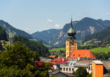 Schladming vor der malerischen Bergkulisse