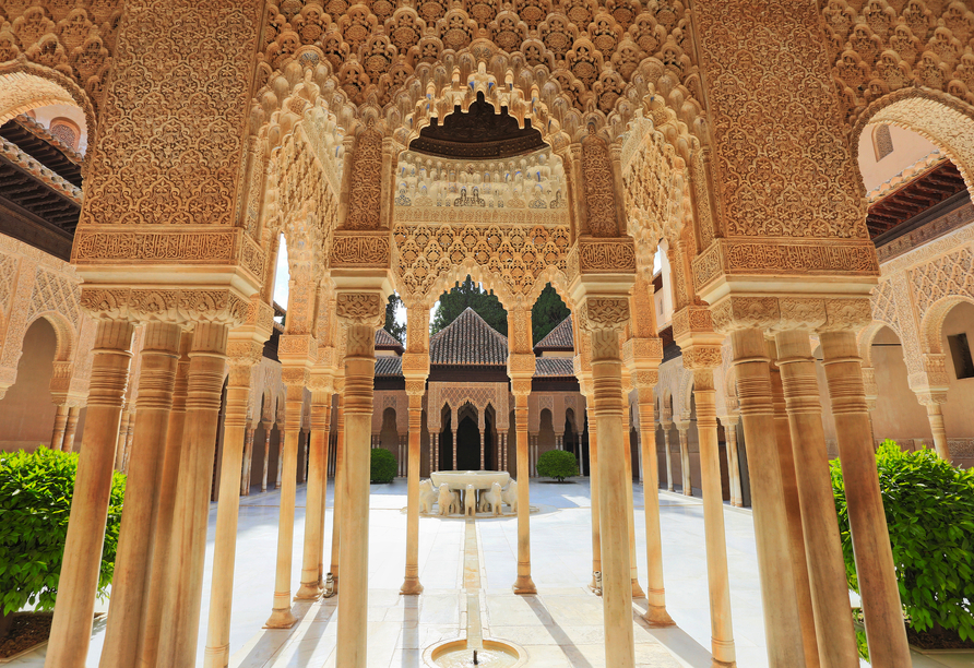 Lassen Sie die maurische Architektur der eindrucksvollen Alhambra in Granada auf sich wirken.