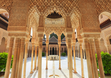 Lassen Sie die maurische Architektur der eindrucksvollen Alhambra in Granada auf sich wirken.