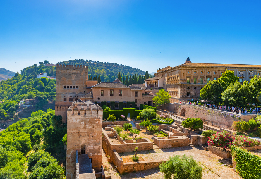 Freuen Sie sich auf interessante Ausflüge, wie den Besuch der weltberühmten Alhambra in Granada.