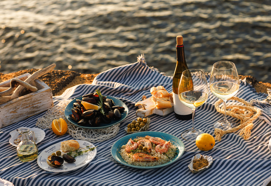 Wie wäre es an den freien Tagen mit einem Picknick am Strand mit lokalen Köstlichkeiten?