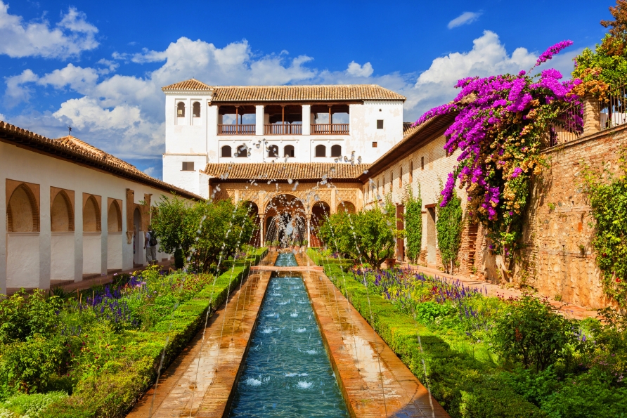 Bestaunen Sie den Sommerpalast Generalife mit seinen zauberhaften Gärten.