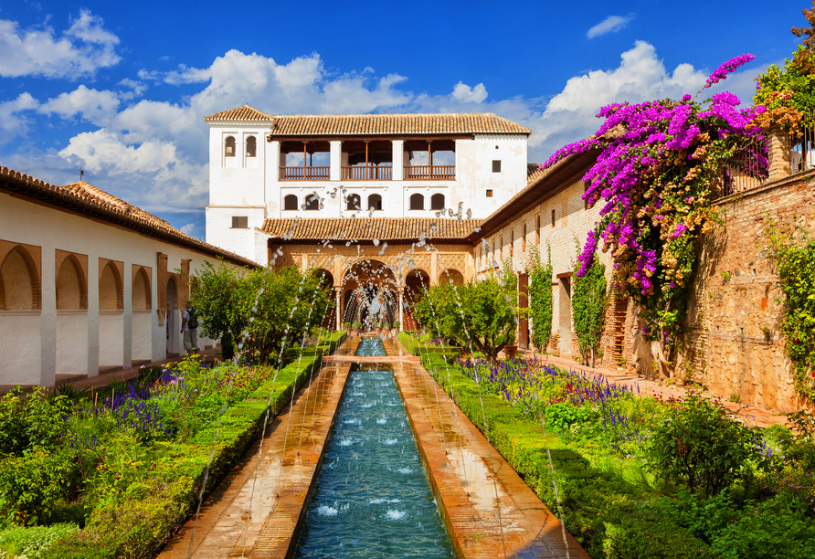 Bestaunen Sie den Sommerpalast Generalife mit seinen zauberhaften Gärten.