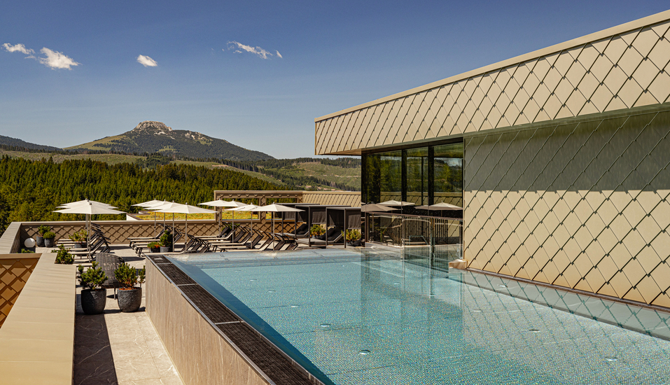 Der Rooftop-Außenpool bietet einen herrlichen Panoramablick auf die umliegenden Berge.