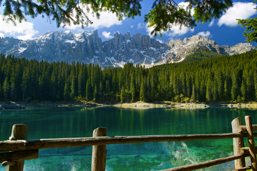 Der Karersee ist ein wunderschönes Fotomotiv.