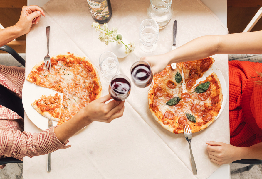 Essen Sie originale italienische Pizza in der hoteleigenen Pizzeria.