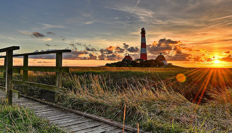 Der Leuchtturm Westerheversand ist das Wahrzeichen der Nordsee und ein Ort voller Magie.