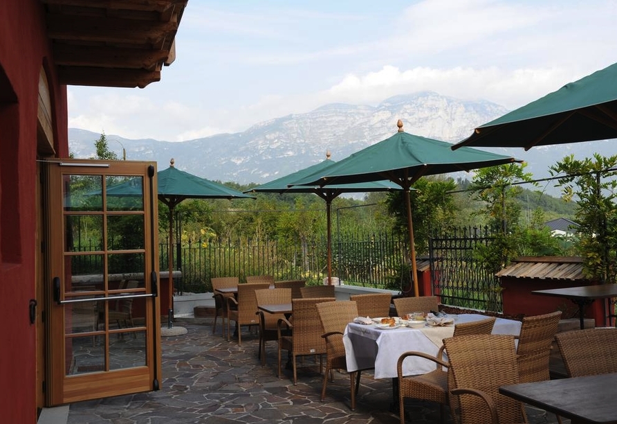 Von der Terrasse aus haben Sie einen herrlichen Ausblick auf Landschaft.