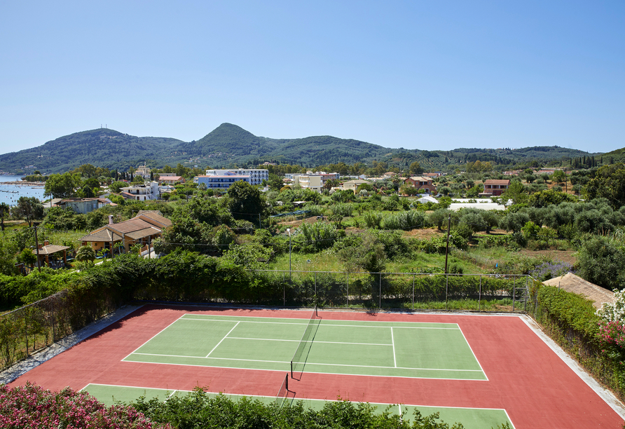 Der Tennisplatz im Hotel Delfinia