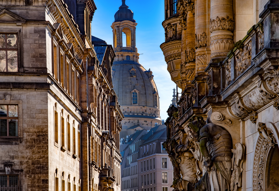 Lassen Sie sich von der Architektur Dresdens mit der Frauenkirche und Wandskulptur vom Georgentor in den Bann ziehen.