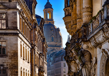 Lassen Sie sich von der Architektur Dresdens mit der Frauenkirche und Wandskulptur vom Georgentor in den Bann ziehen.