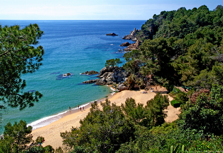 Entspannen Sie an den schönen Stränden von Lloret de Mar – beispielsweise in der Bucht Cala Treumal.